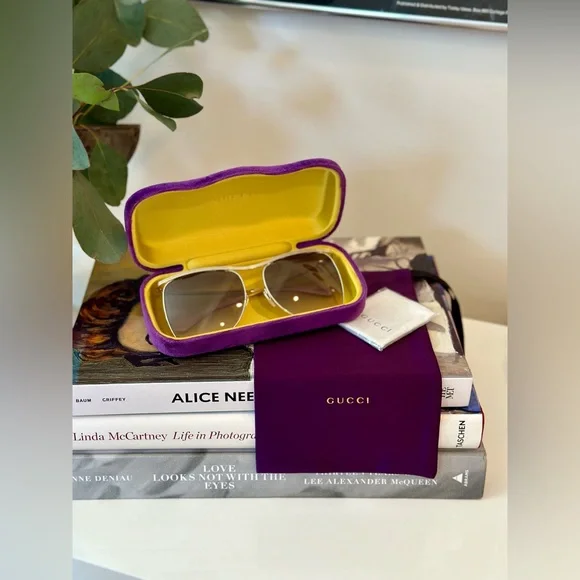 *Authentic* Gucci Gold Frame Sunglasses - Picture 4 of 9